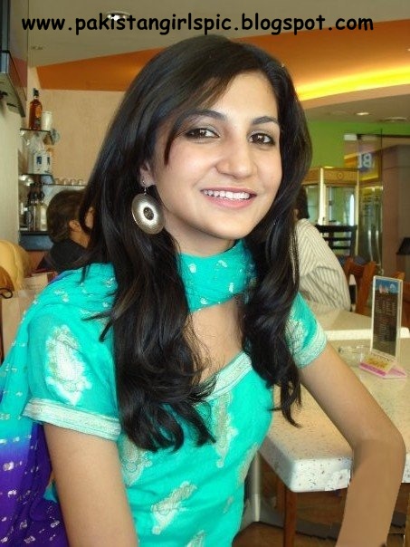 Pakistani simple girl beautiful Hot Pakistani